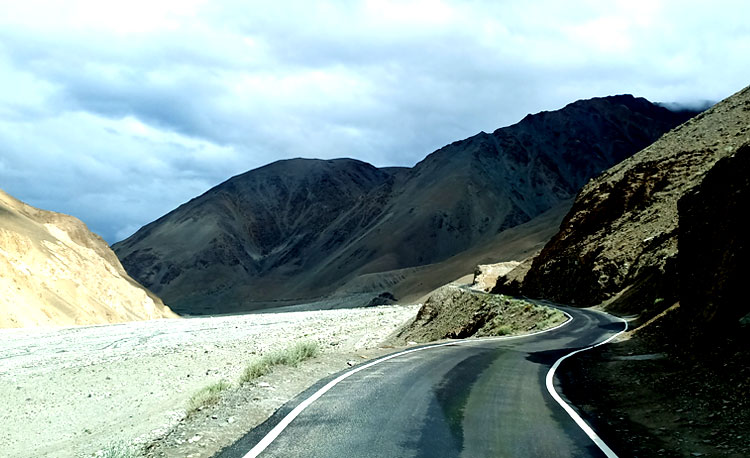 pangong road ladakh